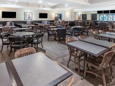 Ramada Plaza By Wyndham Calgary Downtown Hotel